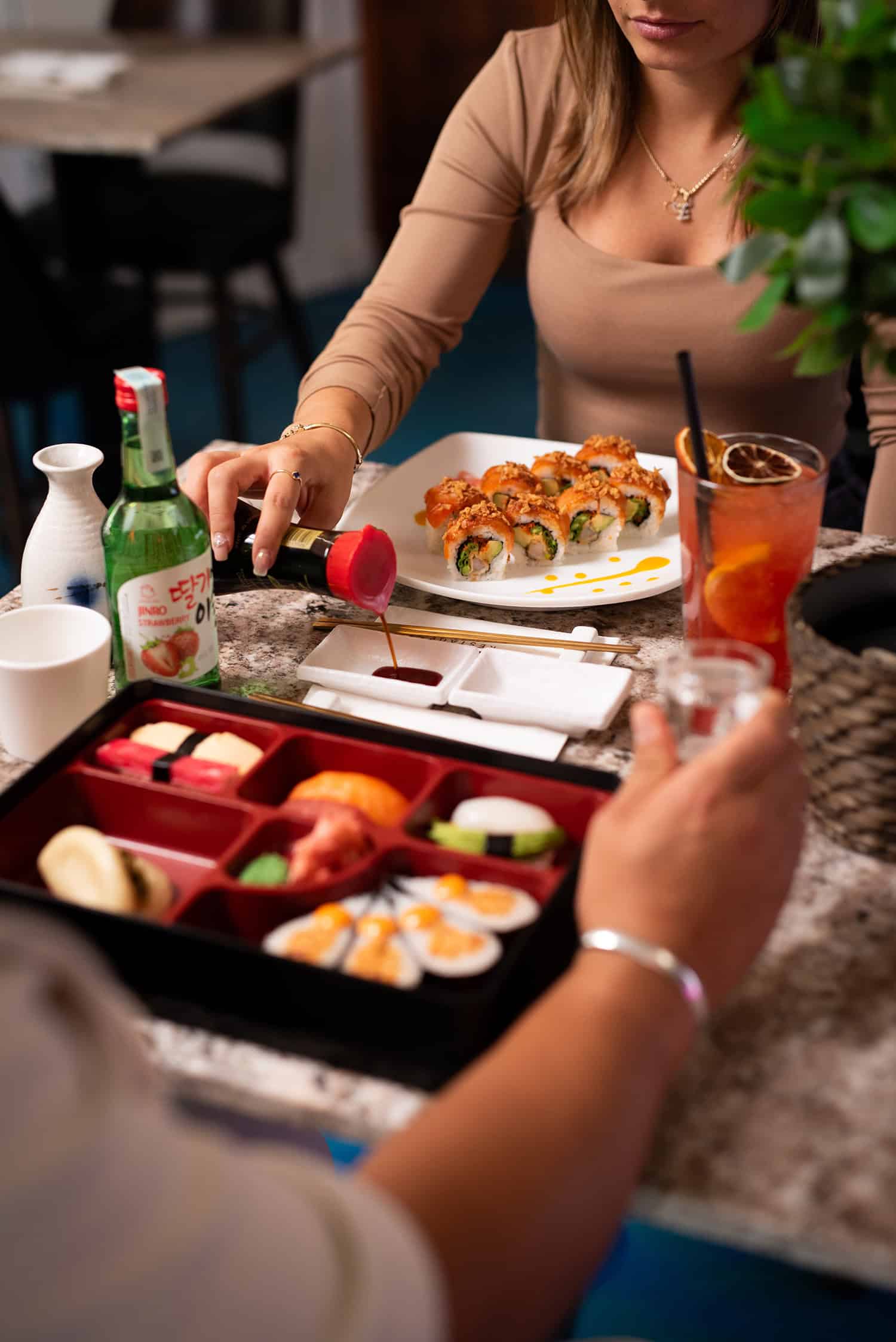 Sushizó vendégek a Hanami Bistroban Hűvösvölgyben